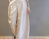 hellgraue weite Hose lang für Damen, leichte schimmernde Sommerhose für Alltag & Freizeit, moderne Designer Hose mit elastischem Saum