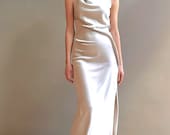 silber graues Abendkleid lang für Damen, Satin Drapierung für Event und festliche Anlässe, elegantes Designer Kleid mit Schlitz