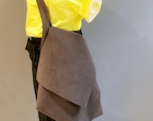 braune Shopper Tasche, große leichte crossbody, nachhaltiger zero waste Schnitt, weich strapzierfähiges Wildleder-Gewebe