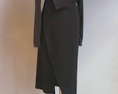 Langer Rock Damen schwarz  – Jersey Rock, asymmetrischer Schlitz, Unikat Applikation, Designer Rock, elastischer Bund, bequem