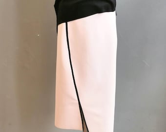 Falda midi de mujer, gris arena – falda ajustada de punto, abertura, asimétrica, elegante falda de diseño, rayas en contraste, moda vanguardista.