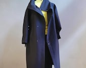 dunkelblauer Trenchcoat für Damen High-Tech Stoff, leichter Übergangsmantel für Alltag, weiter zero-waste Schnitt, moderner Designer Mantel