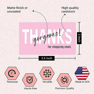 以下が含まれることがあります： ピンクのサンキューカードに「THANKS gorgeous! for shopping small.」の文字が書かれています。カードのサイズは8.9cm x 5.1cmです。カードは高品質の厚紙で作られており、マット仕上げになっています。