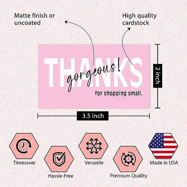 以下が含まれることがあります： ピンクのサンキューカードに「THANKS gorgeous! for shopping small.」の文字が書かれています。カードのサイズは8.9cm x 5.1cmです。カードは高品質の厚紙で作られており、マット仕上げになっています。