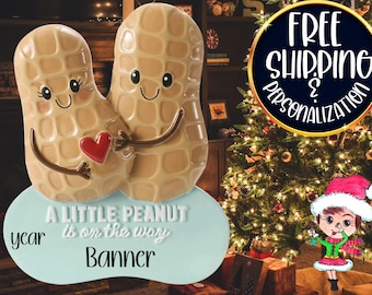 Kleine Erdnuss ist auf dem Weg Ornament | Schwangerschaftsankündigung Geschenk | Baby offenbaren Ornament | Benutzerdefinierter Name | 2025 Andenken | Erdnuss Erwartung