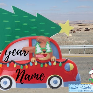 Hond rijdende auto met boom gepersonaliseerd kerstornament