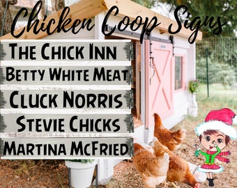 Può includere: Un pollaio bianco con una porta rosa e un cartello che dice "Chicken Coop Signs". Il cartello ha cinque righe di testo: "The Chick Inn", "Betty White Meat", "Cluck Norris", "Stevie Chicks" e "Martina McFried". Ci sono tre galline davanti al pollaio e una ragazza dei cartoni animati con un cappello di Babbo Natale.