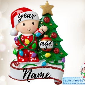 Rotes Baby, das Baum-personalisierte Weihnachtsverzierung schmückt