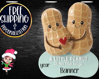 Kleine Erdnuss ist auf dem Weg Ornament | Schwangerschaftsankündigung Geschenk | Baby offenbaren Ornament | Benutzerdefinierter Name | 2025 Andenken | Erdnuss Erwartung