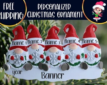 Op de afbeelding: Gepersonaliseerde kerstversiering met vijf kerstmannetjes met rode mutsen, witte baarden en sneeuwvlokken. De kerstmannetjes houden een banner vast met de tekst "Banner" en ruimte voor het jaar.