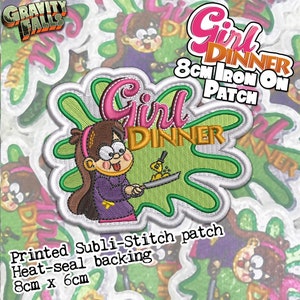 Puede incluir: Parche bordado con una chica de dibujos animados cocinando, con las palabras "Girl Dinner". El parche mide 8 cm x 6 cm y tiene un respaldo termosellado. El diseño incluye el texto "Gravity Falls" en la parte superior.