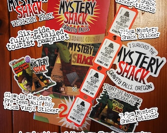 Könnte beinhalten: Eine Sammlung von Mystery Shack-Souvenirs aus der Fernsehserie Gravity Falls. Das Set enthält einen sechseitigen Touristenprospekt, vier Eintrittskarten und vier Vinyl-Aufkleber. Die Aufkleber zeigen das Mystery Shack-Logo, einen leuchtenden, vorpubertären Wolfjungen und den Text "Ich habe die Mystery Shack, Gravity Falls, Oregon überlebt".