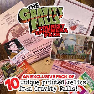 Könnte beinhalten: Eine Sammlung von Gravity Falls Touristen-Ephemera, darunter Postkarten, Dokumente und Aufkleber. Das Paket zeigt das Logo der Show und den Text "Ein exklusives Paket mit 10 einzigartigen gedruckten Relikten aus Gravity Falls!"
