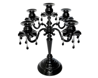 Op de afbeelding: Een zwarte metalen kandelaar met vijf kaarshouders en kristal-achtige accenten. De kandelaar heeft een hoge, slanke basis en een decoratief ontwerp.