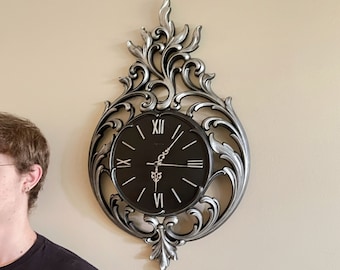 ゴシック様式の壁掛け時計 | 華やかなシルバーとブラックのビクトリア