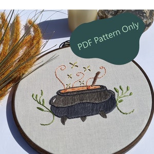 Puede incluir: Arte de bordado en aro con un caldero negro con líquido naranja y una cuchara de madera, rodeado de hojas verdes y vapor arremolinado. El texto "PDF Pattern Only" es visible en la esquina superior derecha.