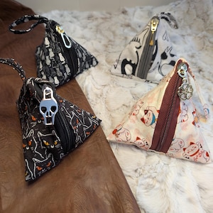 Cat Triangle Zipper Bag: Handmade Cotton for DND Dice, MTG, Cat Themed