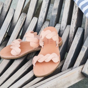 Sandales romaines en cuir grecques, Chaussures d'été pour femmes faites à la main, Sandales de ville confortables, Sandales en cuir naturel, Cadeau pour elle, Cadeau pour maman, KYMA image 1