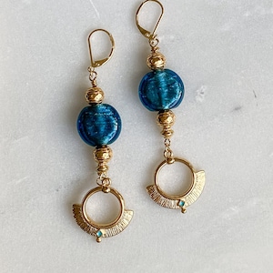 Blue Glass Crystal Earrings, Bijoux Ethniques en or, Tribal Boho Earrings, Gold Statement Earrings, Bijoux Artisanaux, ODYSSOS