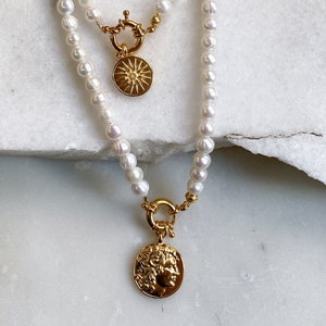 Gold Coin Pearls necklace, Gold coin pearl chocker, Coin charm pearl necklace, Freshwater pearl medallion, Birthday gift for Mum, ALEXANDER