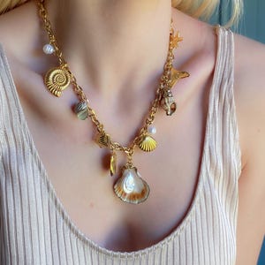Sea Shell charm necklace, Chunky Gold chain necklace with shells, Baroque Pearl Summer necklace, Mermaid Jewelry, Gift for her, SIRENA
