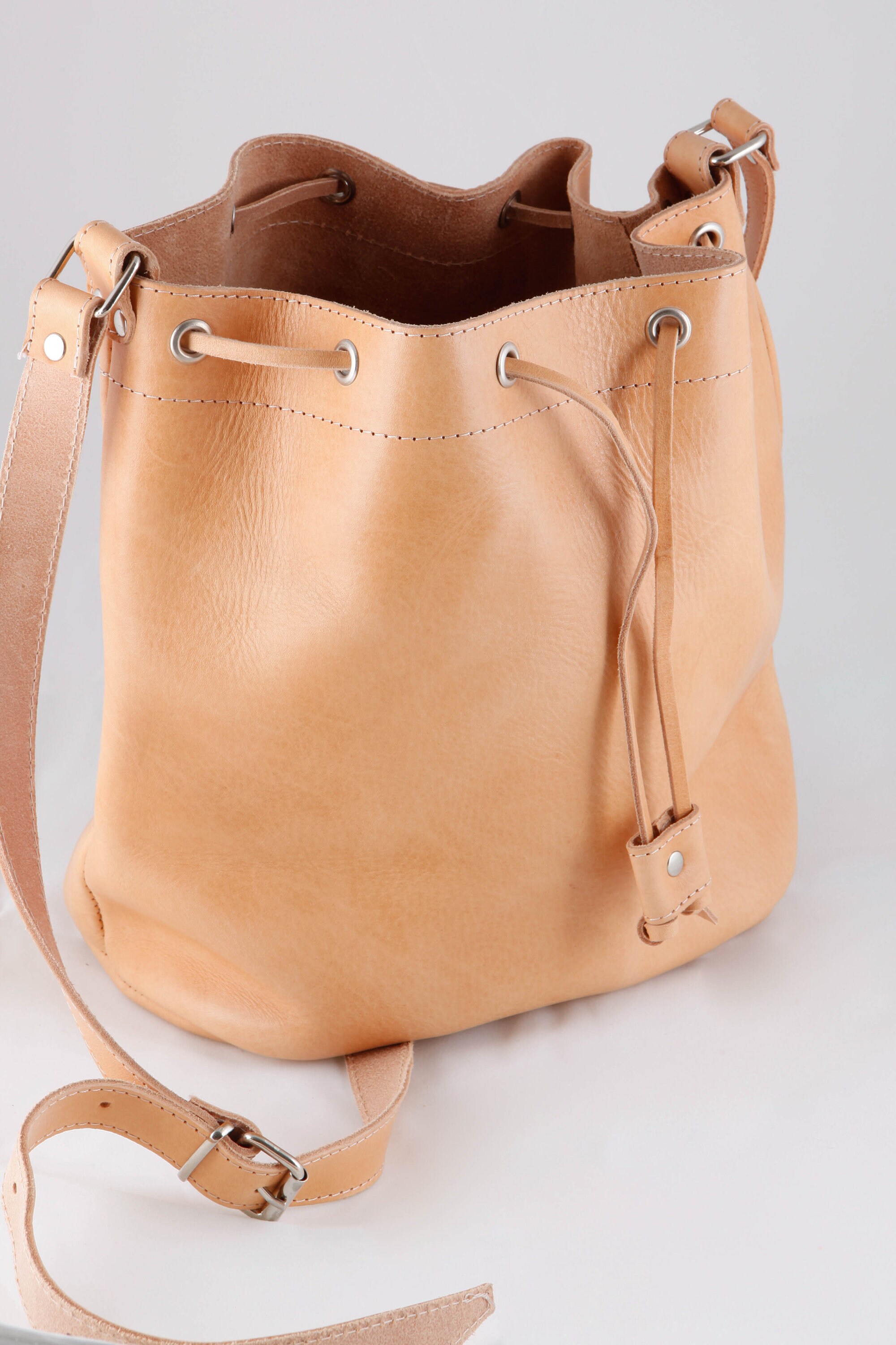 ショルダーバッグ・ポシェット OVHEE Poe Bucket Bag Camel P00000RS Designer fashion, Seoul-fully created | W Concept