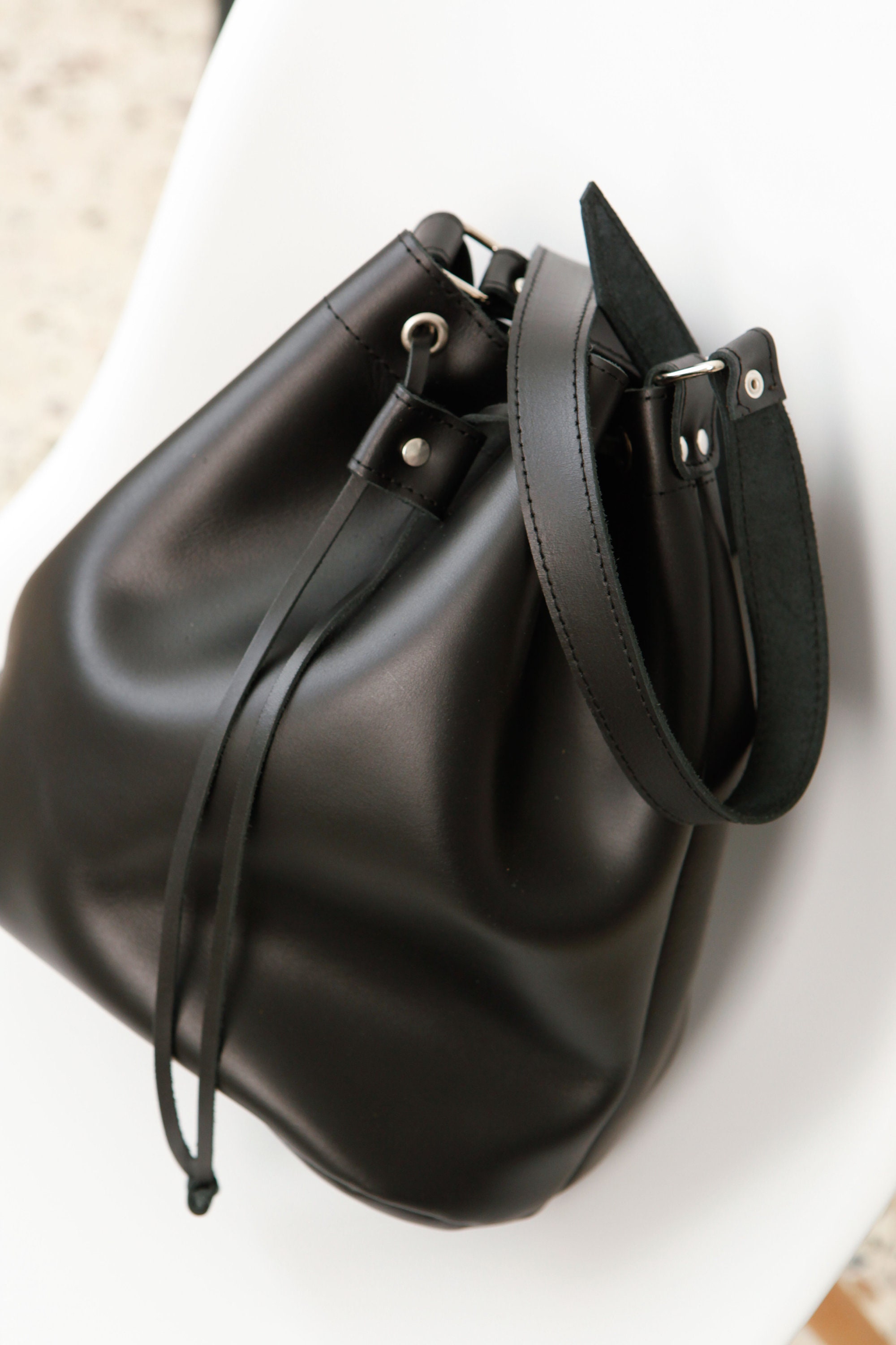 ショルダーバッグ・ポシェット OVHEE Poe Bucket Bag Black P00000RS OVHEE】Poe Bucket Bag 2colors ☆送料・関税込☆大人気