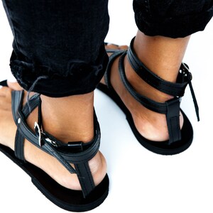Sandales spartiates pour femmes, sandales en cuir noir, sandales plates avec bride à la cheville, chaussures d'été de ville, sandales d'été faciles à marcher, cadeau pour elle, IRA image 3