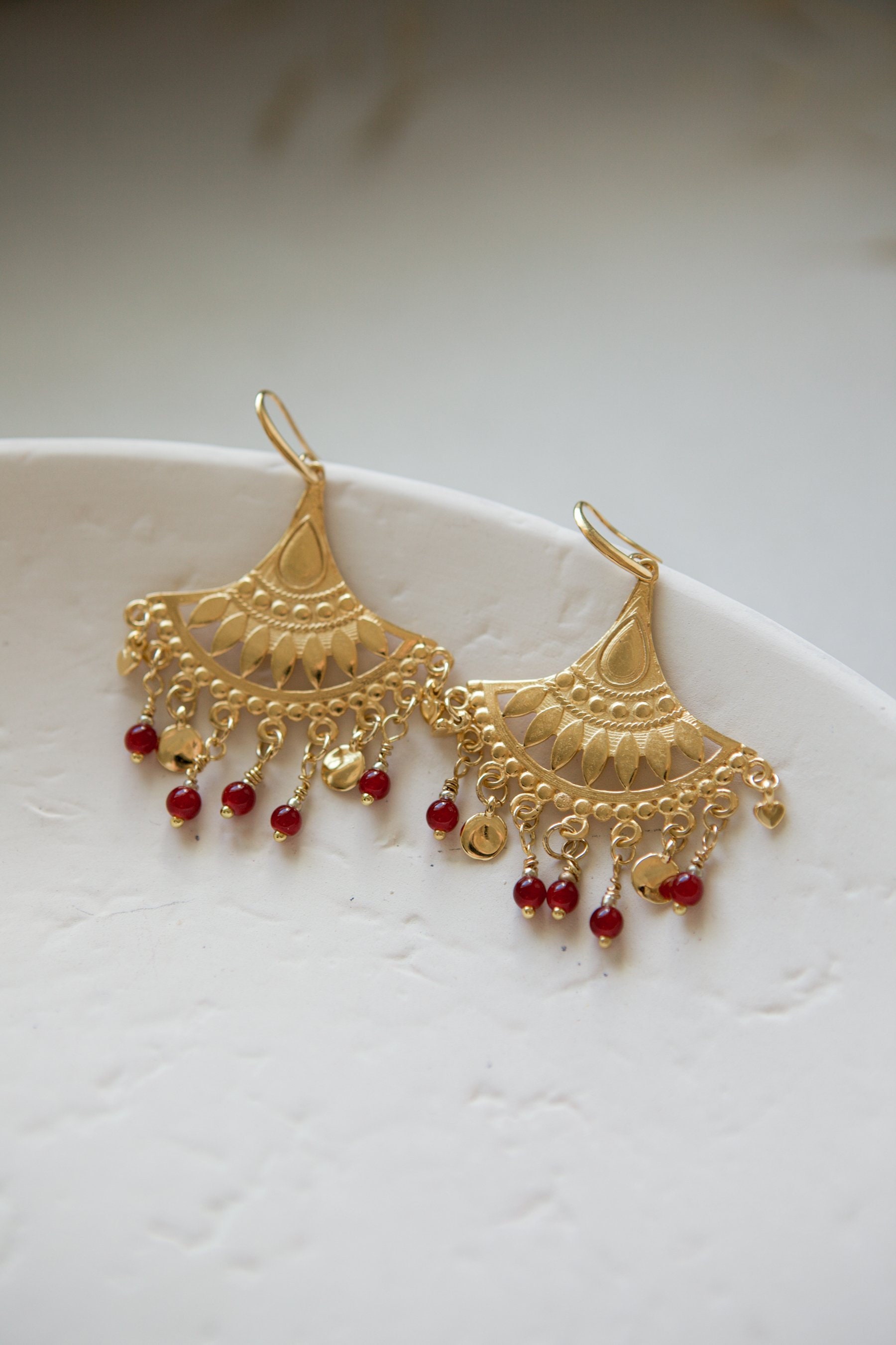 Boucles D'oreilles Clips La Tribu Rigaux En Lucite - Pendantes, Diamètre 5 Cm, Longueur 8.5 Cm, Occasion Bon état