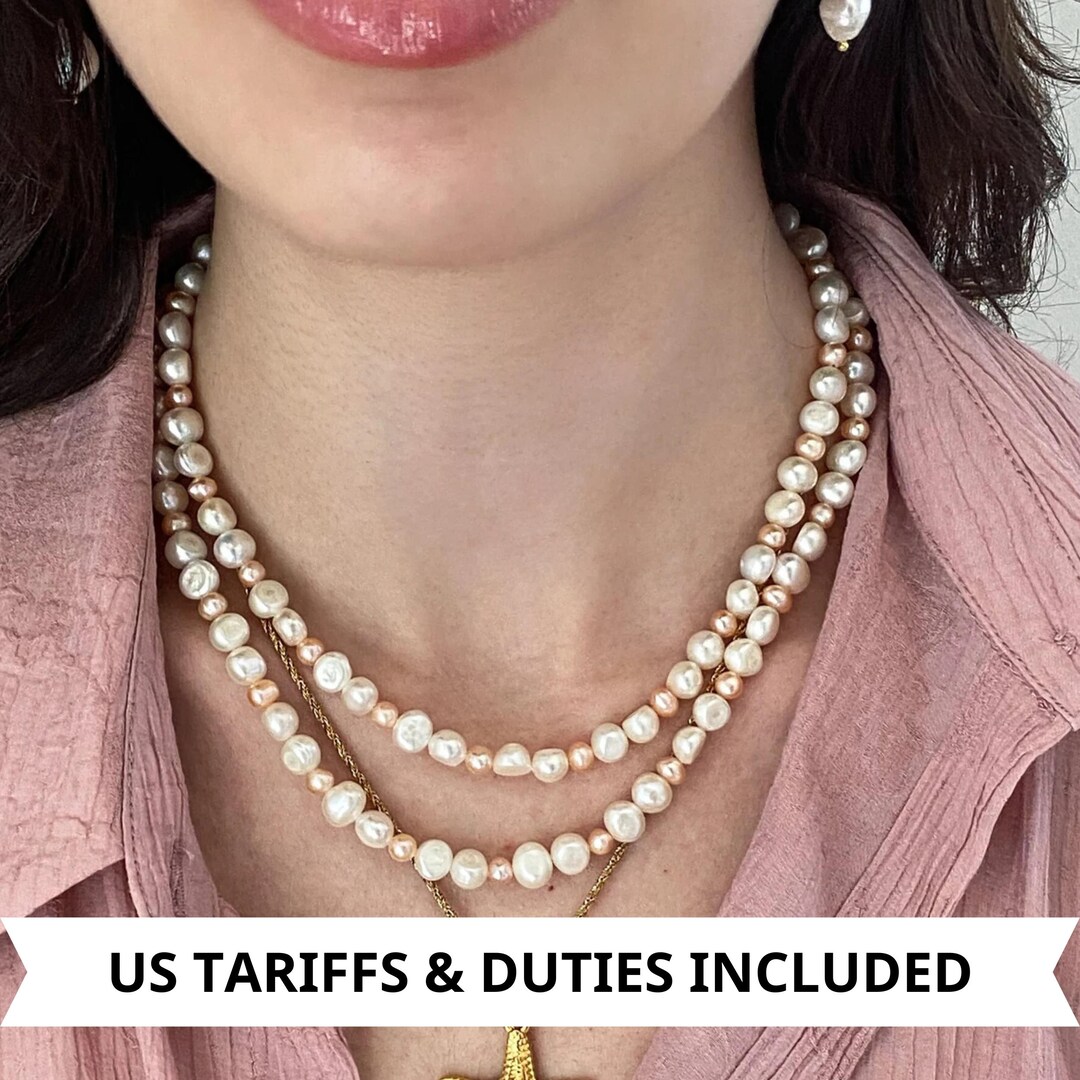 Collier Sur Cordon Composé De Rangs De Perlettes Et De Perles Emaillees Serties De Saphirs Blancs