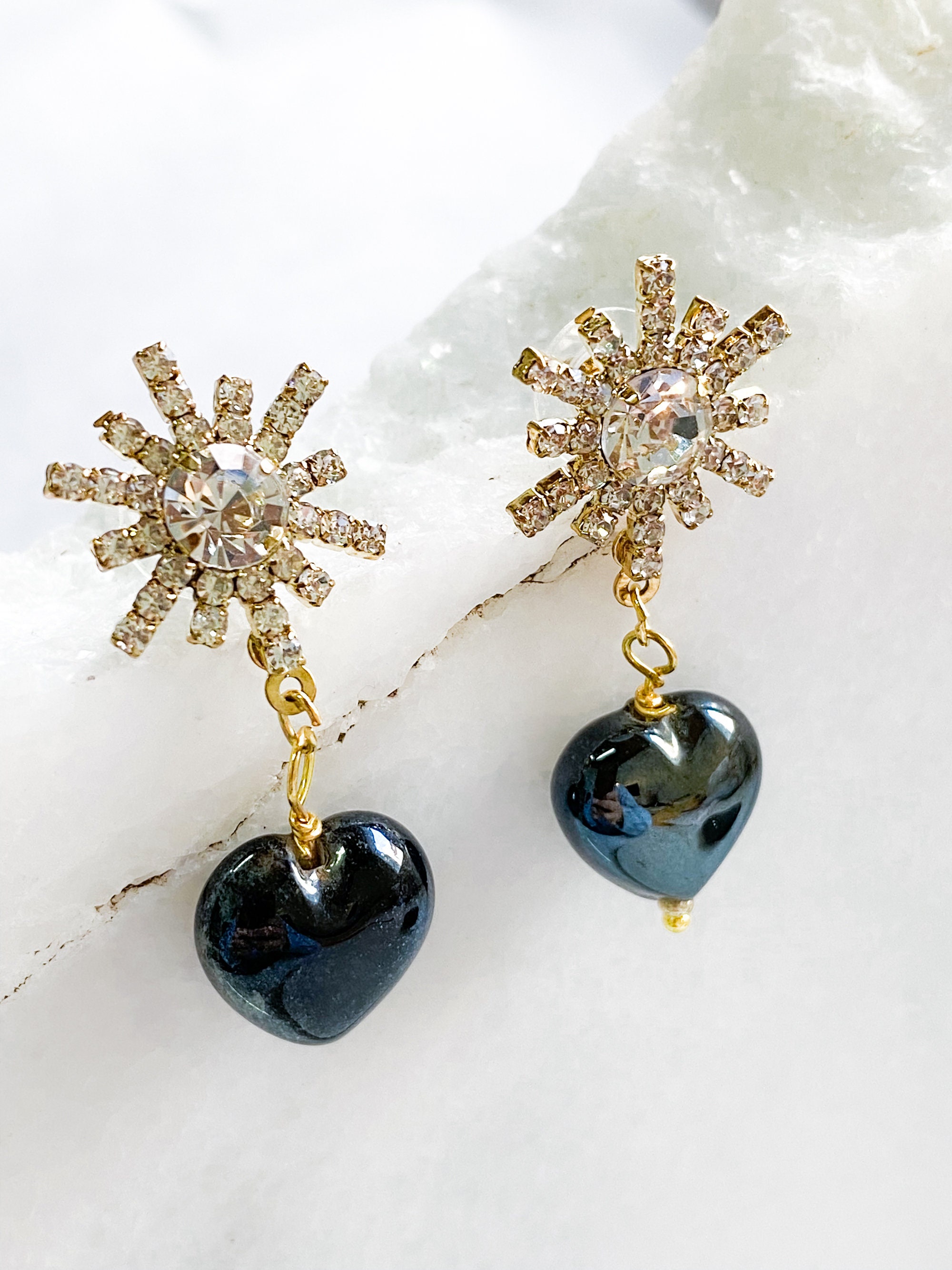 ☆人気☆【VINTAGE HOLLYWOOD】☆Black Heart Stone Earring.s☆ Exquisite 14K Vintage Carved Heart Stripped Black Puffy Onyx