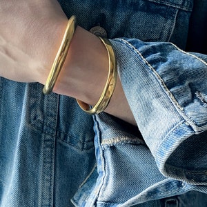 Minimal Gold Bracelet Chunky Cuff Bracelet Statement Bungle Bracelet Christmas Gift for her, Goldenes Armband image 5