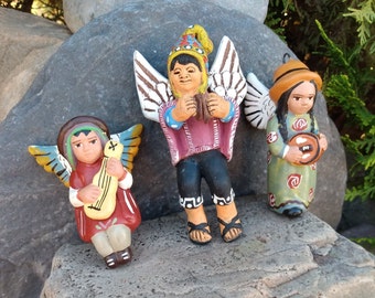 Adornos de ángeles de arcilla peruana, Navidad, musical, música, decoración de árboles festivos, cerámica peruana, andina, colorida, tambor de guitarra, juego de tres