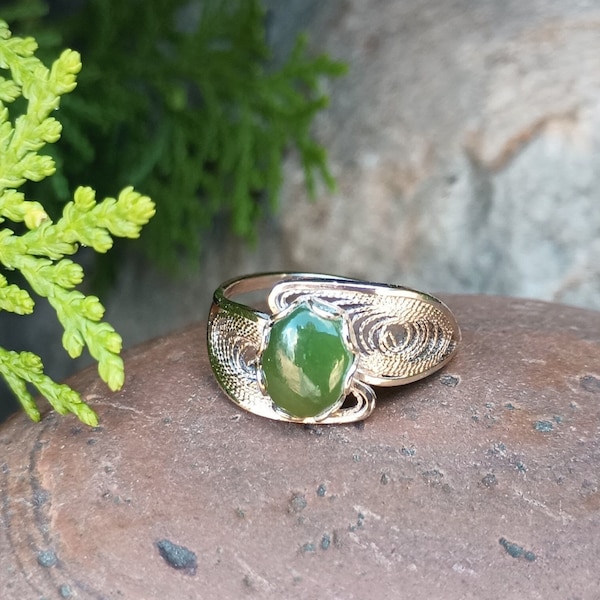 WHEELER MANUFACTURING Sterling Silver Ring, Signed WM, Green Stone Jade, Vintage 925 Jewelry, Women's Size 5.5, Filigree Swirl Design Dainty