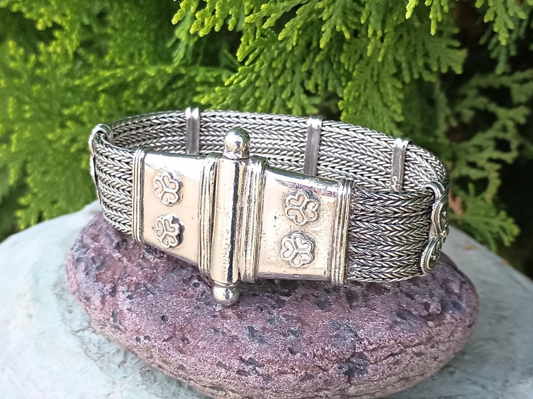アクセサリー INDIAN JEWELRY Square Stamp Bracelet Item #897M- Zuni 22ct Coral Brick Inlay Sterling Silver
