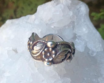 Native American Silver Ring, Vintage Jewelry, Flower, Floral Leaves, Southwestern, Women's Size 5, Scalloped Wide Band, Silver Beads