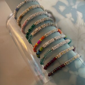Pulseras de cuentas de letras personalizables