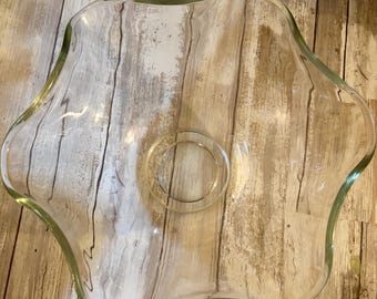 Bol de cristal sin marca con borde ondulado, ligero tinte verde, bordes festoneados, estilo moderno de mediados de siglo.