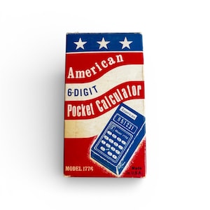 Könnte beinhalten: Vintage amerikanische 6-stellige Taschenrechner-Box. Die Box hat ein rot-weiß-blaues Design mit drei weißen Sternen oben. Der Text lautet "American 6-Digit Pocket Calculator".