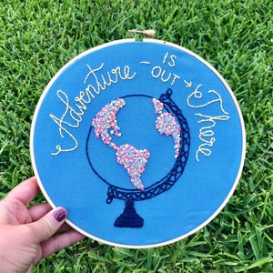 L&#39;avventura è là fuori, Ricamo Hoop Art, Viaggi, Globo, Ricamo a mano personalizzato, Hoop Art, World Art, Regali