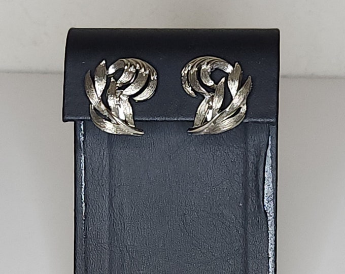 Vintage Lisner Signed Clip-On Earrings in Brushed Silver Tone A-2-10