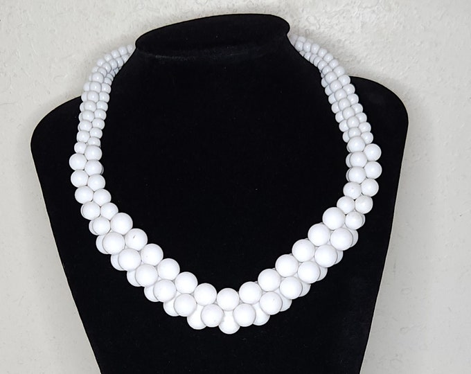 Vintage White Plastic Graduated Beaded Cluster Necklace D-1-16
