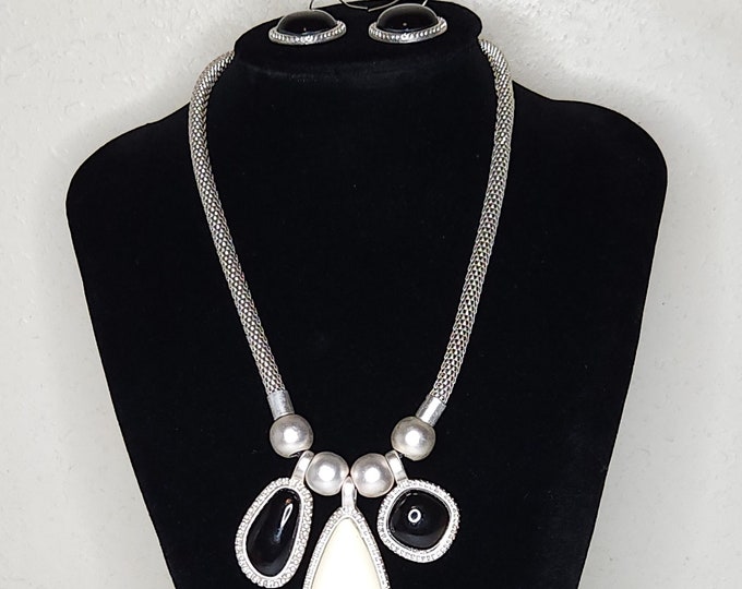 Vintage Matte Silver Tone Mesh Chain with Black and White Geometric Necklace and Matching Earrings Set B-3-77