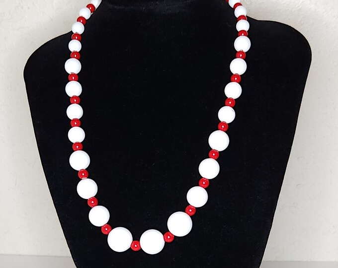 Vintage White and Red Graduated Round Beaded Necklace 18 Inch A-5-47