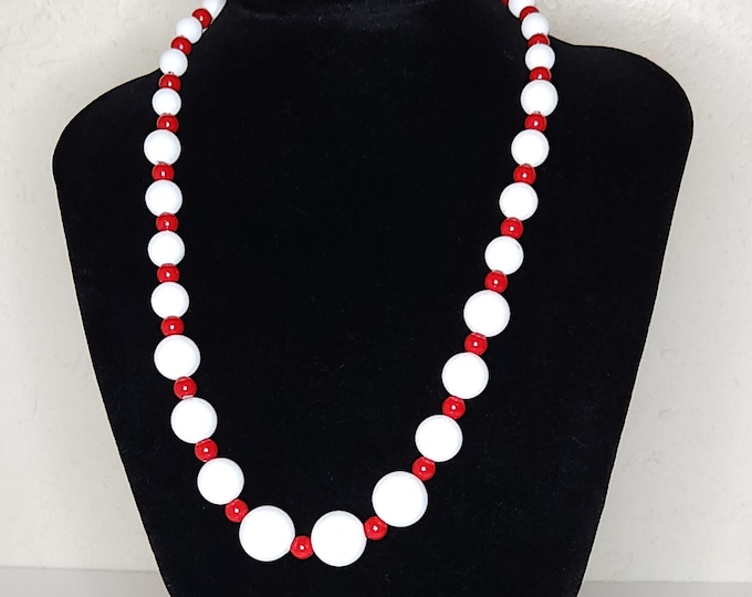 Vintage White and Red Graduated Round Beaded Necklace 18 Inch A-5-47