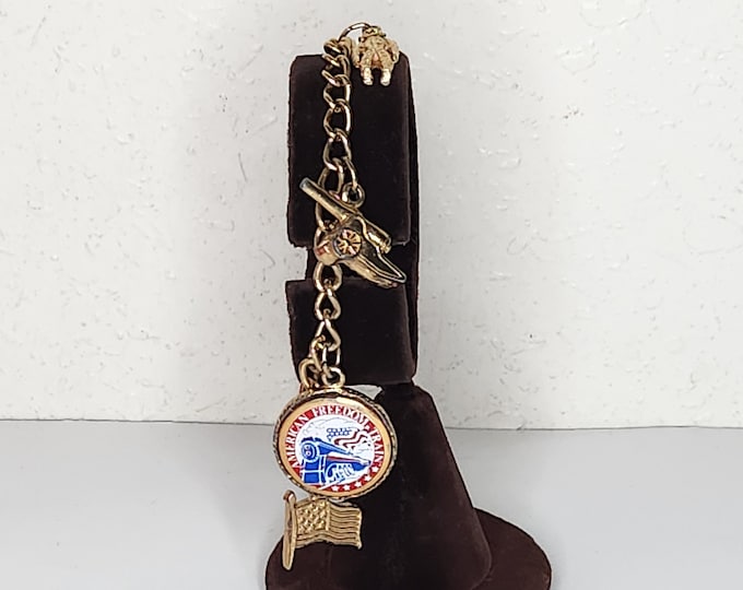 Vintage American Freedom Train Gold Tone Charm Bracelet D-4-61