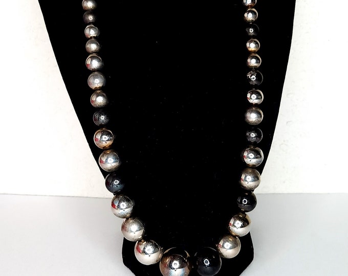 Vintage Silver Tone Metallic Graduated Round Bead Necklace D-3-53