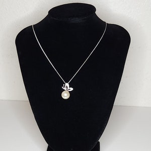 Vintage Avon Marked NRT Faux Pearl and Butterfly Necklace 17 Inch with 3 Inch Extender A-2-18
