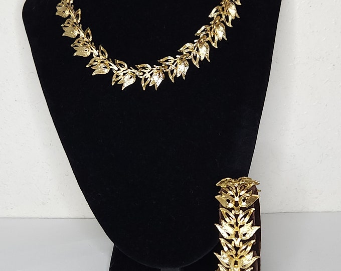 Vintage Pegasus Coro Signed Gold Tone Flowers and Leaves Link Necklace and Bracelet Set C-6-60