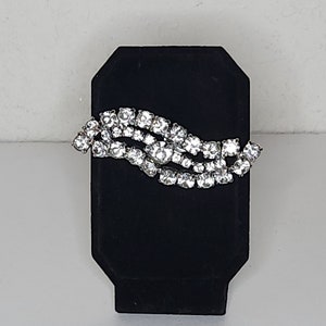 Vintage silberfarbene Welle Brosche mit Zacke Set klar Strass B-8-50